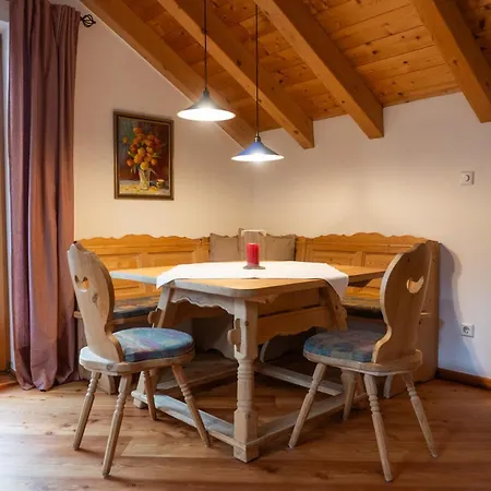 Апартаменти Haus Enzian Зефельд-ін-Тіроль